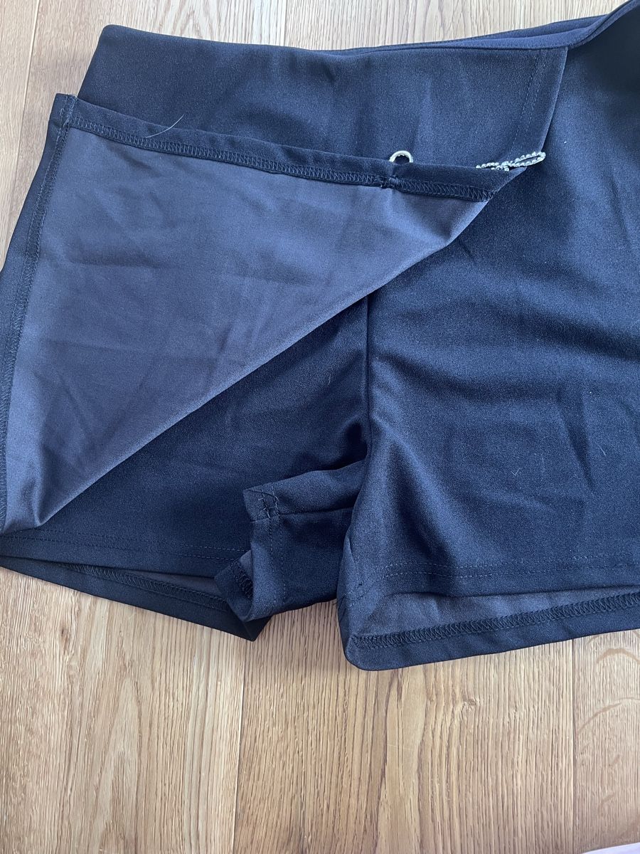 Shein Röcke: Rock mit Shorts Schwarz Grösse L – Neu (gemäss Beschreibung) aus Breitenbach von Saskia.Betschart 1