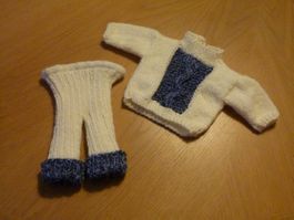 Puppen Skipullover mit Hose weiss / blau ca. 35cm