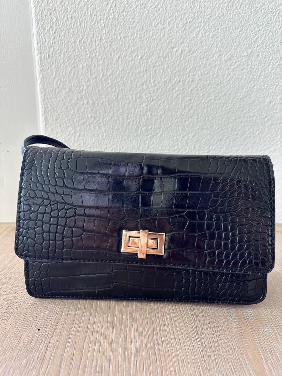 Mango Taschen für Damen: Chic Black Croc-Effect Bag – Gebraucht aus Horgen von cfedier2212