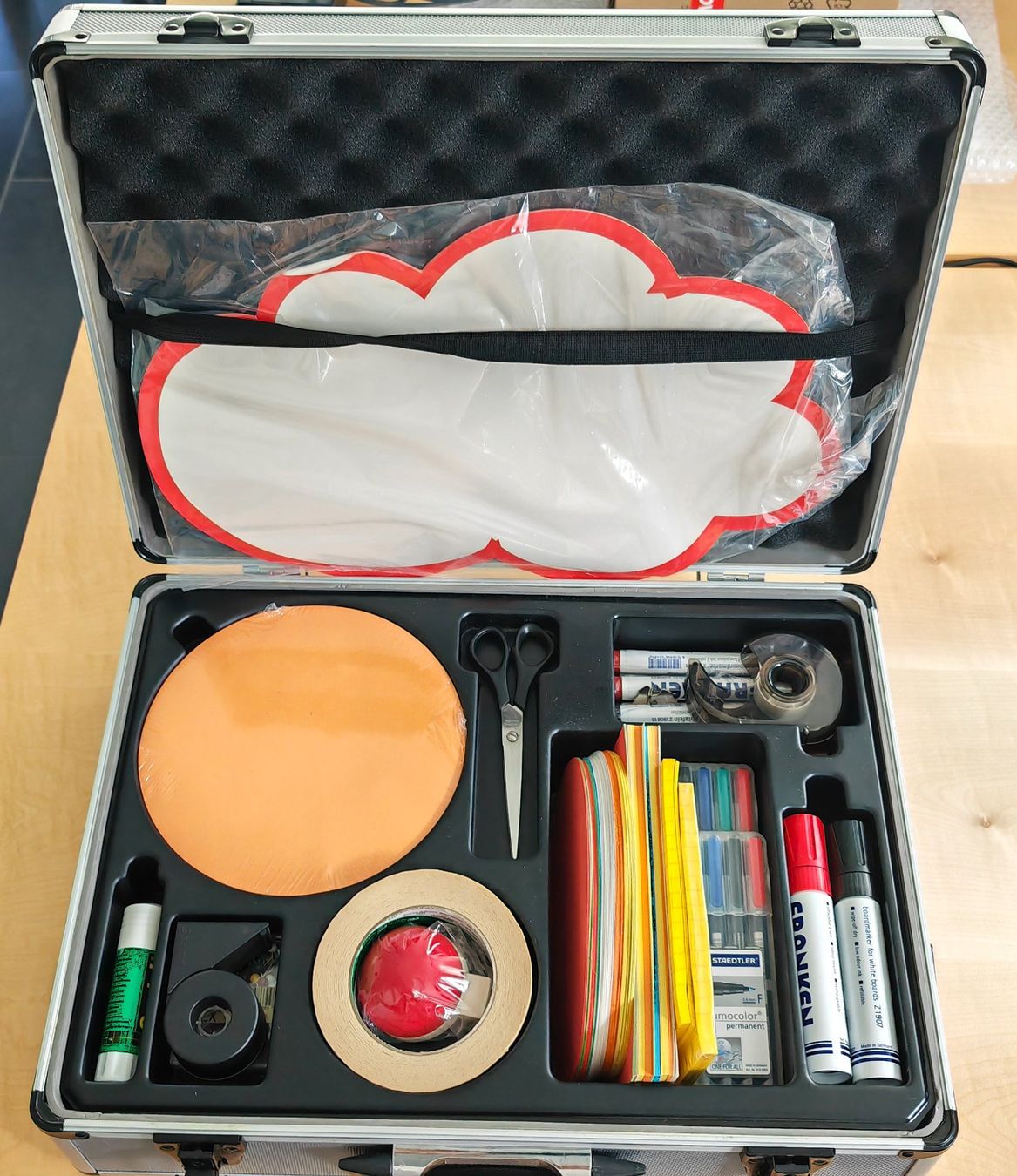 Valises de voyage: Moderatorenkoffer mit Inhalt – D'occasion à Pfäffikon SZ par smartswiss17 2