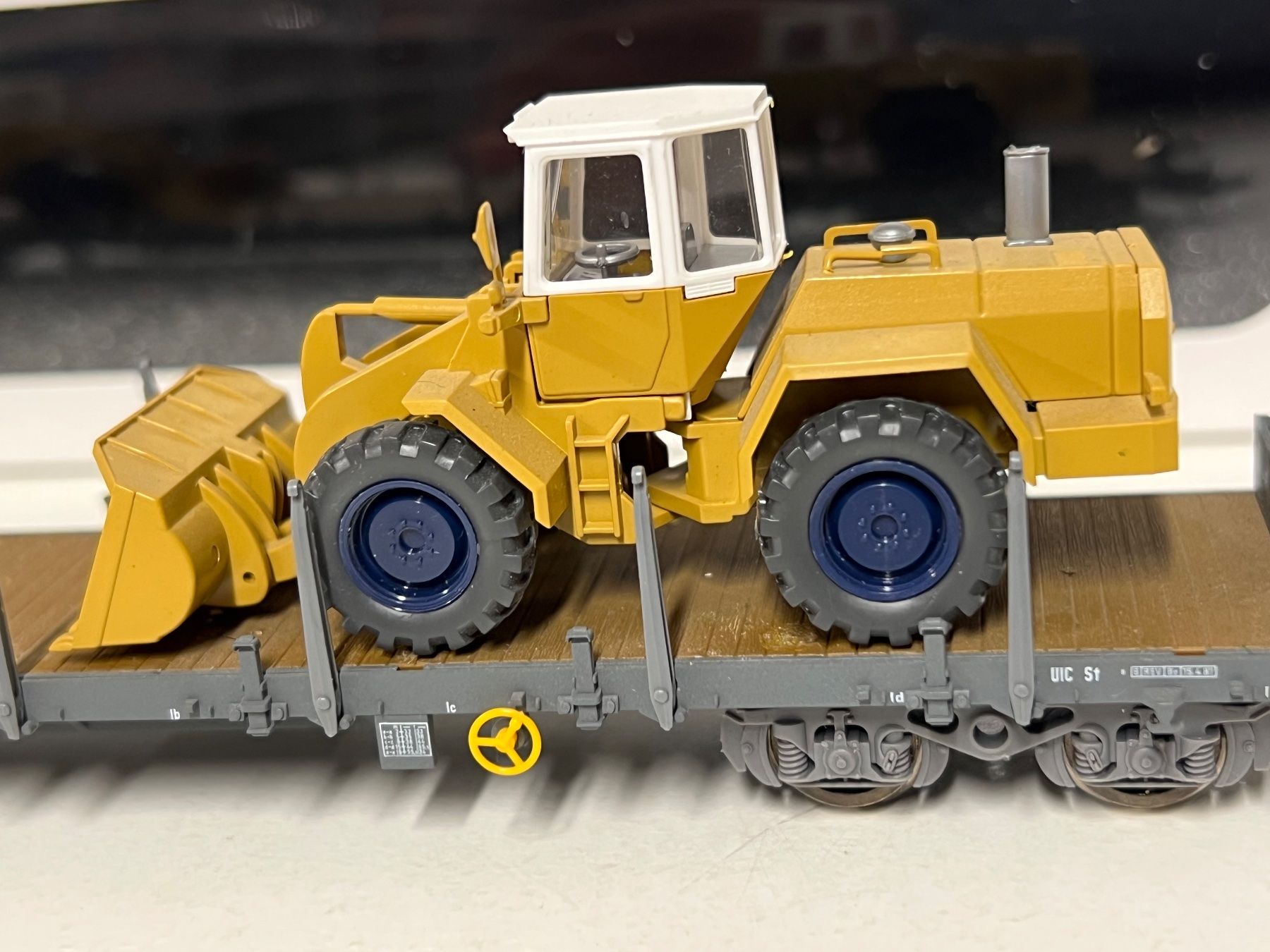 Fleischmann Modellini di ferrovie: Fleischmann  SBB  beladen mit Bulldozer H0 DC – Usato da Geroldswil venduto da TopTrain54 3