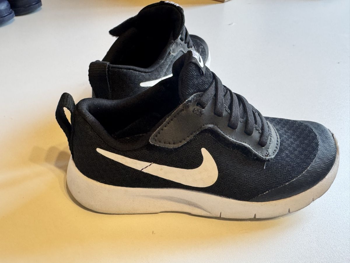 Nike Herrenschuhe: Kinderschue Nike 28 – Gebraucht aus Ilanz von tai_q2yd