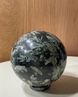 Wunderschöner Porphyrische grün Kugel aus Griechenland
