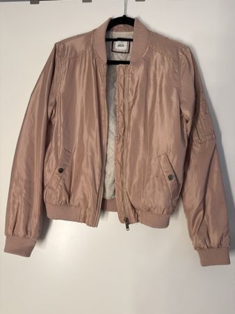 Rosa Bomberjacke