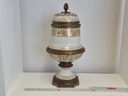 Porzellanvase mit Deckel und Metallmontierung im Empire-Stil
