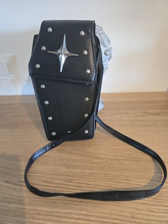 Schwarze Sargförmige Tasche mit Nieten - Top Zustand!