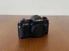 Minolta X-700 Kamera mit Objektiv