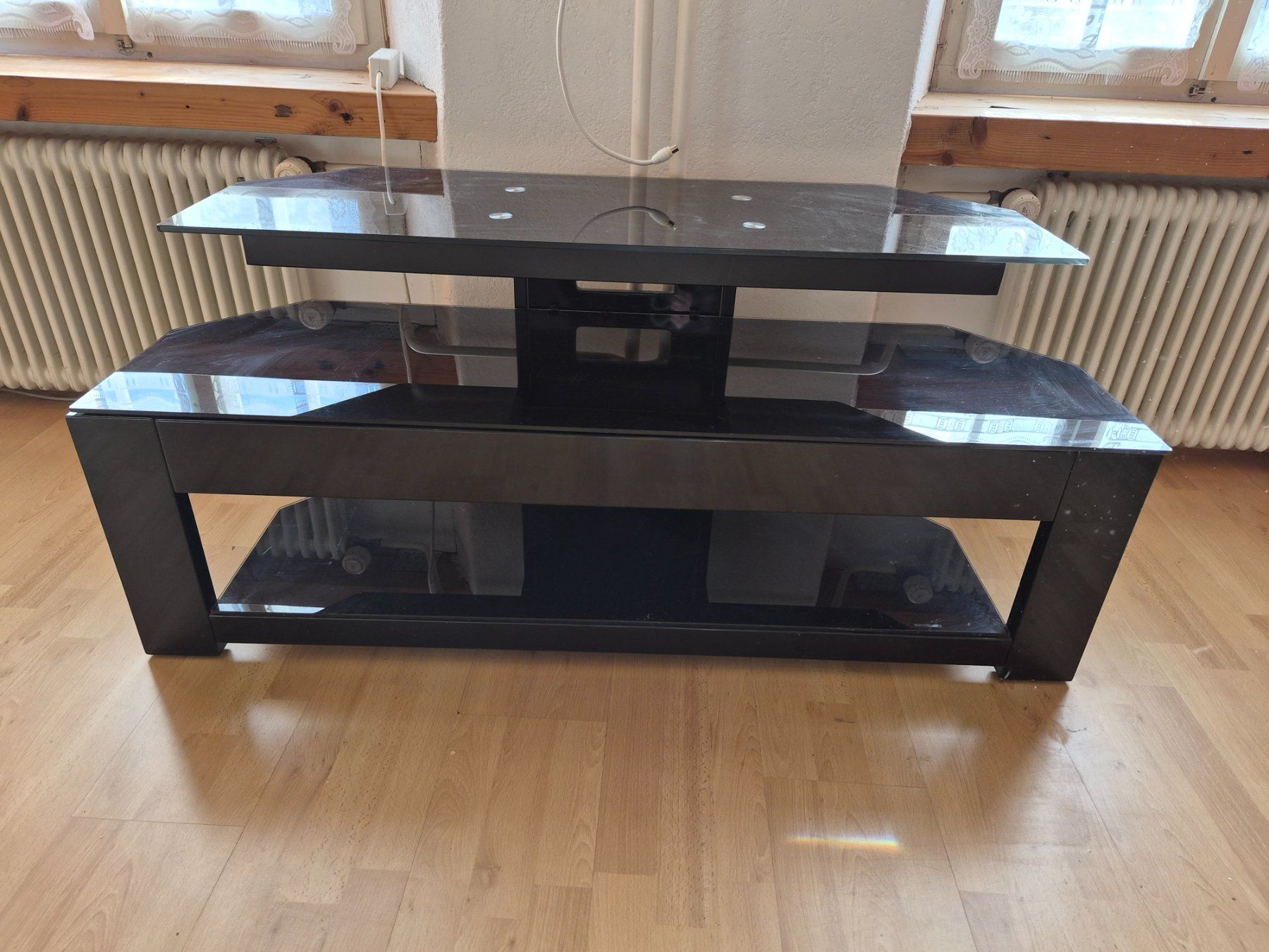 Mobili TV: Meuble TV – Usato da Bévilard venduto da CONTRESENS