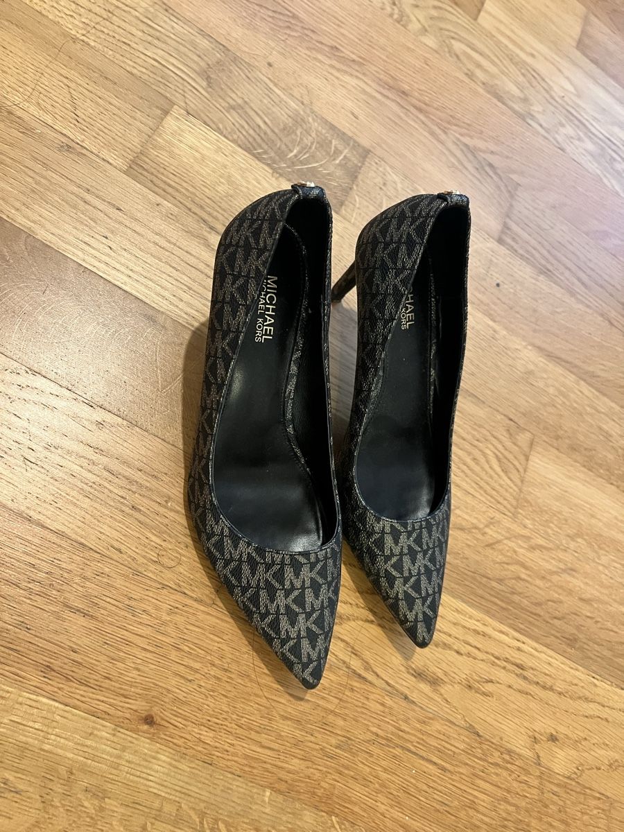 Michael Kors Damenschuhe: Michael Kors Pumps mit Logo Muster Gr. 38 – Gebraucht aus Kreuzlingen von lin_j98c 1