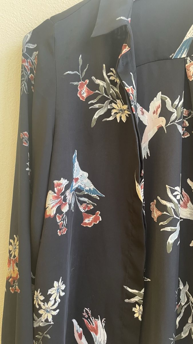 Camicette: Schwarze Bluse mit Blumen/Vogelmuster – Usato da Roggwil BE venduto da R.. 1