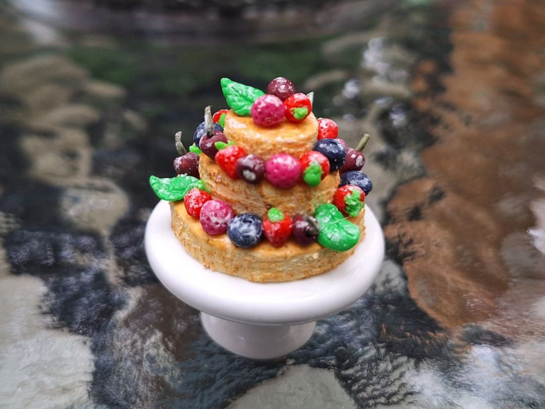Case e mobili per bambole: Handmade Hochzeits-/Beerentorte – Nuovo (secondo la descrizione) da Zürich venduto da HandmadeTinyFood