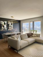 Elegante e spazioso divano beige in tessuto sfoderabile