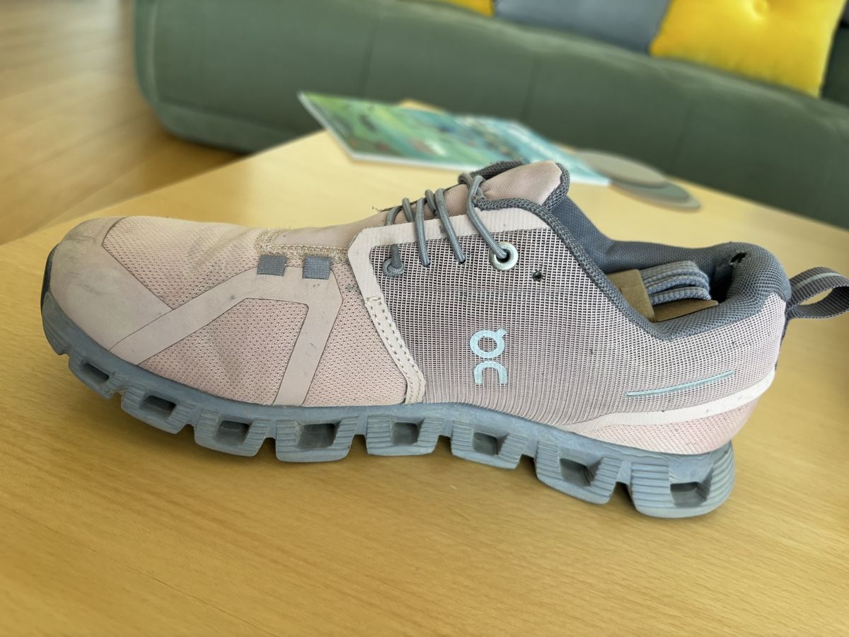 On Scarpe da donna: Chaussures ON Running Cloud 5 Waterproof rose taille 40 – Usato da Genève venduto da loc16 1
