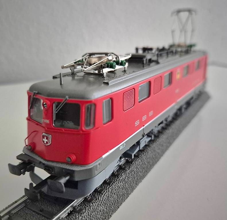 Hag Modellini di ferrovie: HAG H0  Ae 6/6 "Rotkreuz" AC – Usato da Zug venduto da storsi