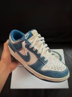 Baskets Nike Dunk Low bleu et blanc
