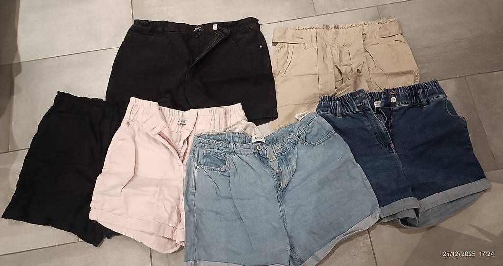Lotti di vestiti: Habits/bas femme  – Usato da Granges-de-Vesin venduto da Flo802 3