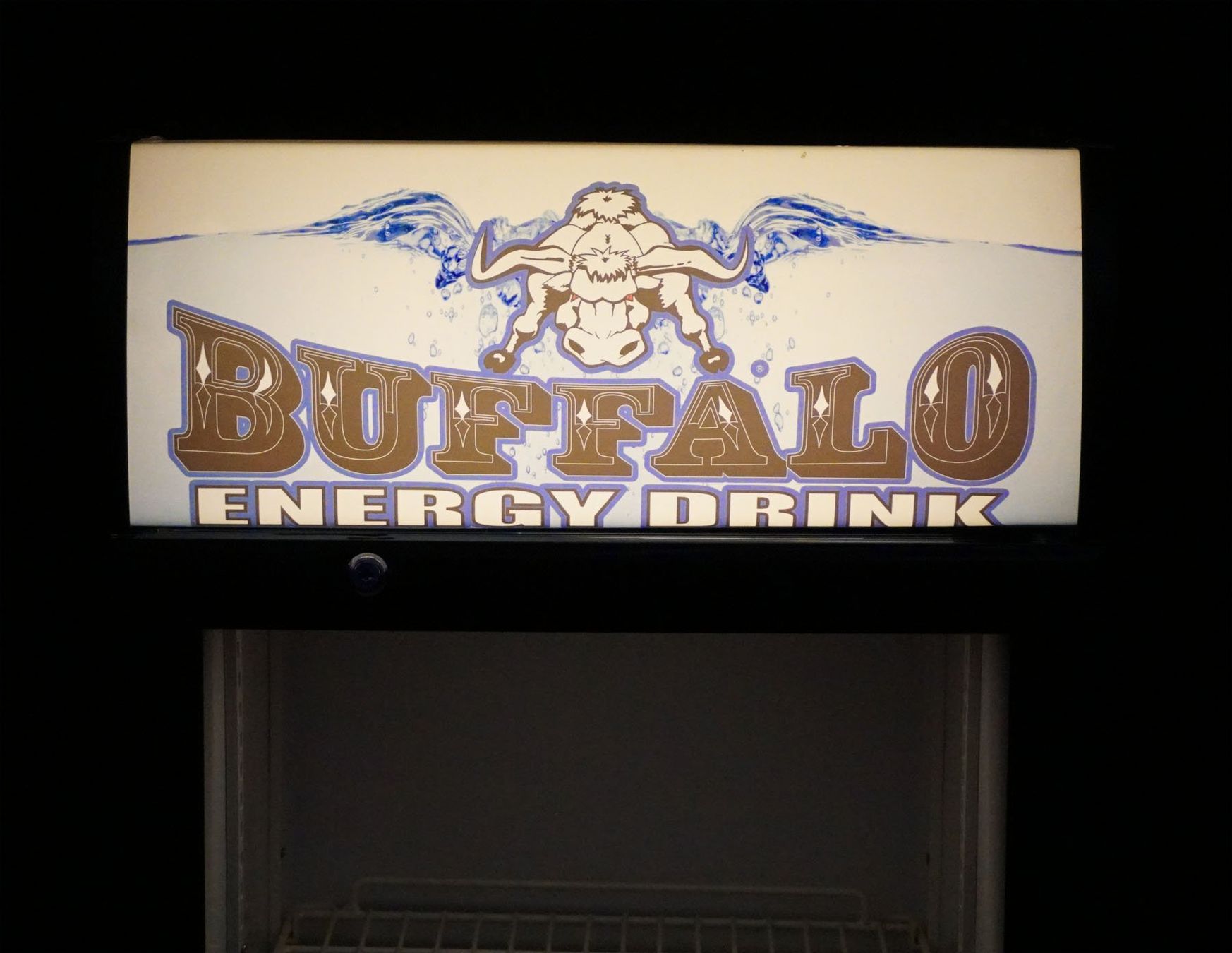 Vetrine: Buffalo Energy Drink Vitrinenschrank mit LED Display – Usato da Meggen venduto da Trouvaillen 1
