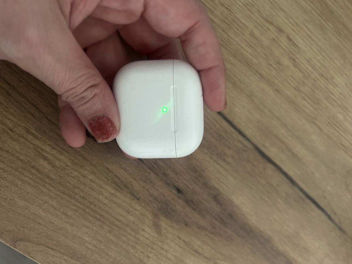 Apple Cuffie: Apple AirPods Pro Charging Case Used – Usato da Marin-Epagnier venduto da Kty_1907 1