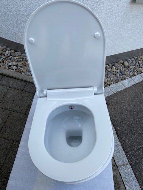 WC: Dusch WC Neuwertig kaltwasser oder warmwasseranschluss. – Usato da Niederhasli venduto da Tigerproduct 3