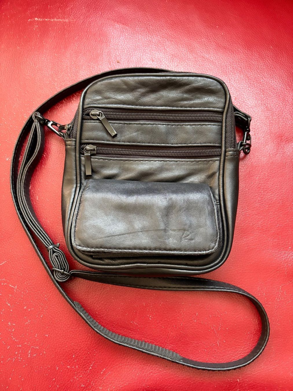 Vera Pelle Borse: Schwarze Echtleder-Smartphone-Tasche mit Bändel – Usato da Oberweningen venduto da Gerini
