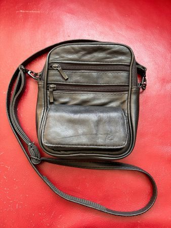 Schwarze Echtleder-Smartphone-Tasche mit Bändel
