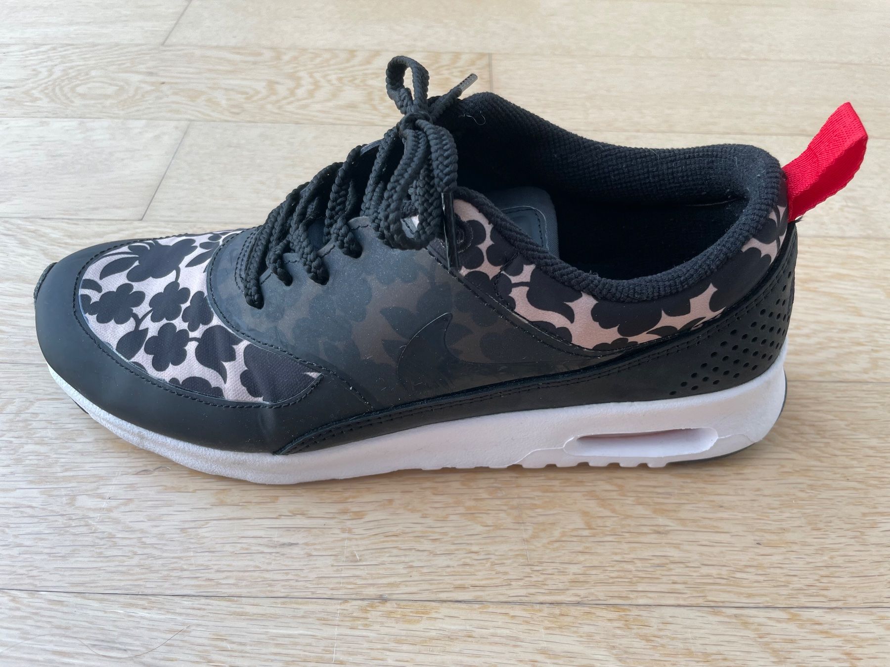 Nike Scarpe da donna: Nike Air Max Thea, schwarz mit Blumenmuster, Grösse 40 – Nuovo (secondo la descrizione) da Corcelles NE venduto da gingerbrain 1