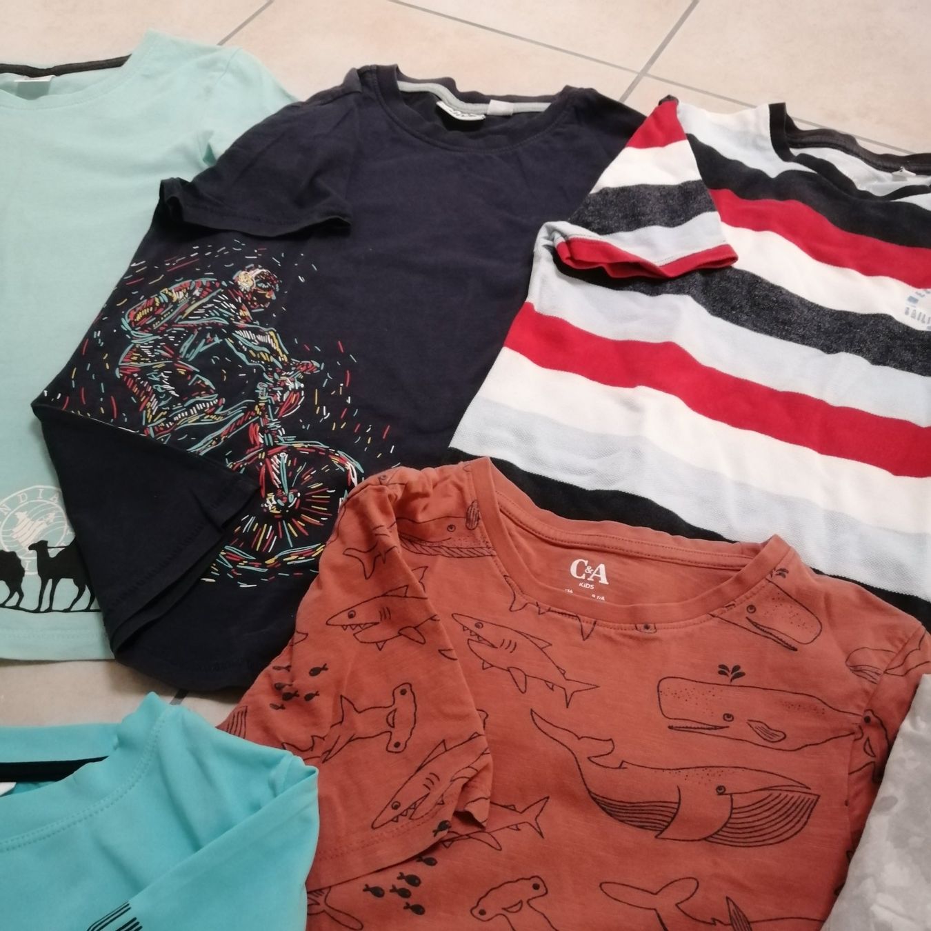 Lotti & Set di vestiti: Kinder Shirts Gr. 128/134 – Usato da Henau venduto da AXAA 3