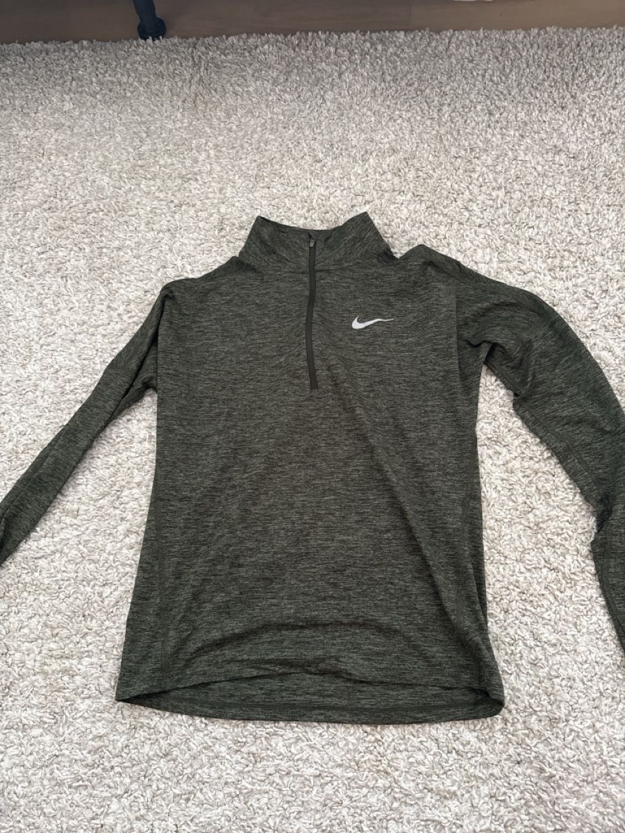 Nike T-Shirts: Nike Laufshirt Damengrösse XS – Gebraucht aus Ibach von jzueger