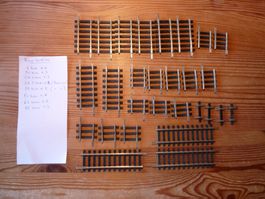 Lot 28 petits rails droits Roco H0 - Set gerade Gleisstücke.