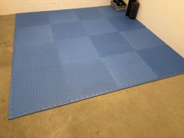Blaue Bodenschutzmatten, ideal für Spielzimmer oder Fitness