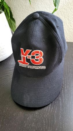 Y-3 Yohji Yamamoto Cap, Schwarz mit Rot Logo, M, 100% Wolle