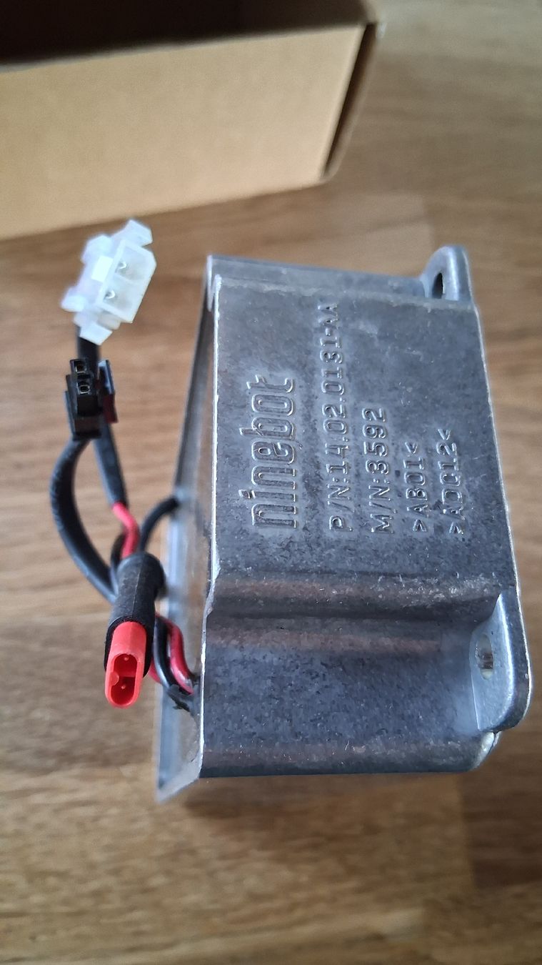 Batterieladegeräte: Ninebot Internes Ladegerät E-Scooter/ AC Adapter 42V 2.9A – Neu (gemäss Beschreibung) aus Neftenbach von Troper8 3