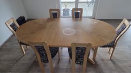 Ovaler Esstisch aus Holz mit 6 Polsterstühlen – ausziehbar