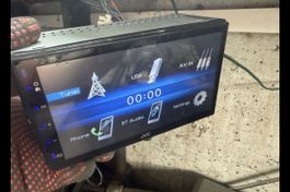 Autoradio JVC mit Bildschirm und Bluetooth gebraucht