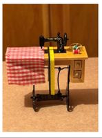 Nähmaschine mit Zubehör und Schubladen Puppenhaus
