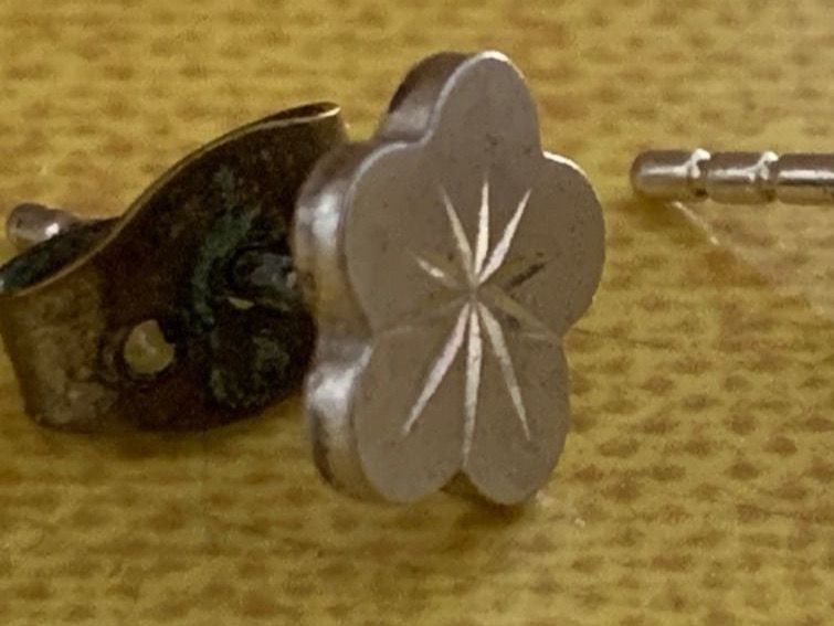 Ohrringe & -stecker: Ohrstecker, Blume, Delphin, Elefant, Karo – Gebraucht aus Dittingen von Bellevista 2