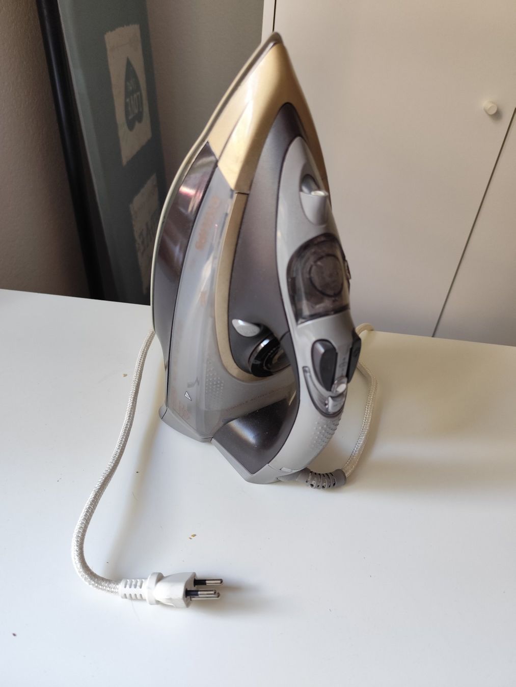Philips Ferri da stiro: Philips Dampfbügeleisen SteamGlide Ionic Deep Steam Iron – Usato da Bern venduto da frupniew