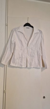 Chemisier blanc élégant, parfait pour le printemps!