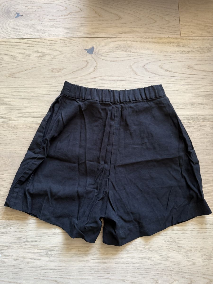 H&M Pantaloni: Kurze Stoffhose H&M – Usato da Solothurn venduto da BibiiBlocksberg 1