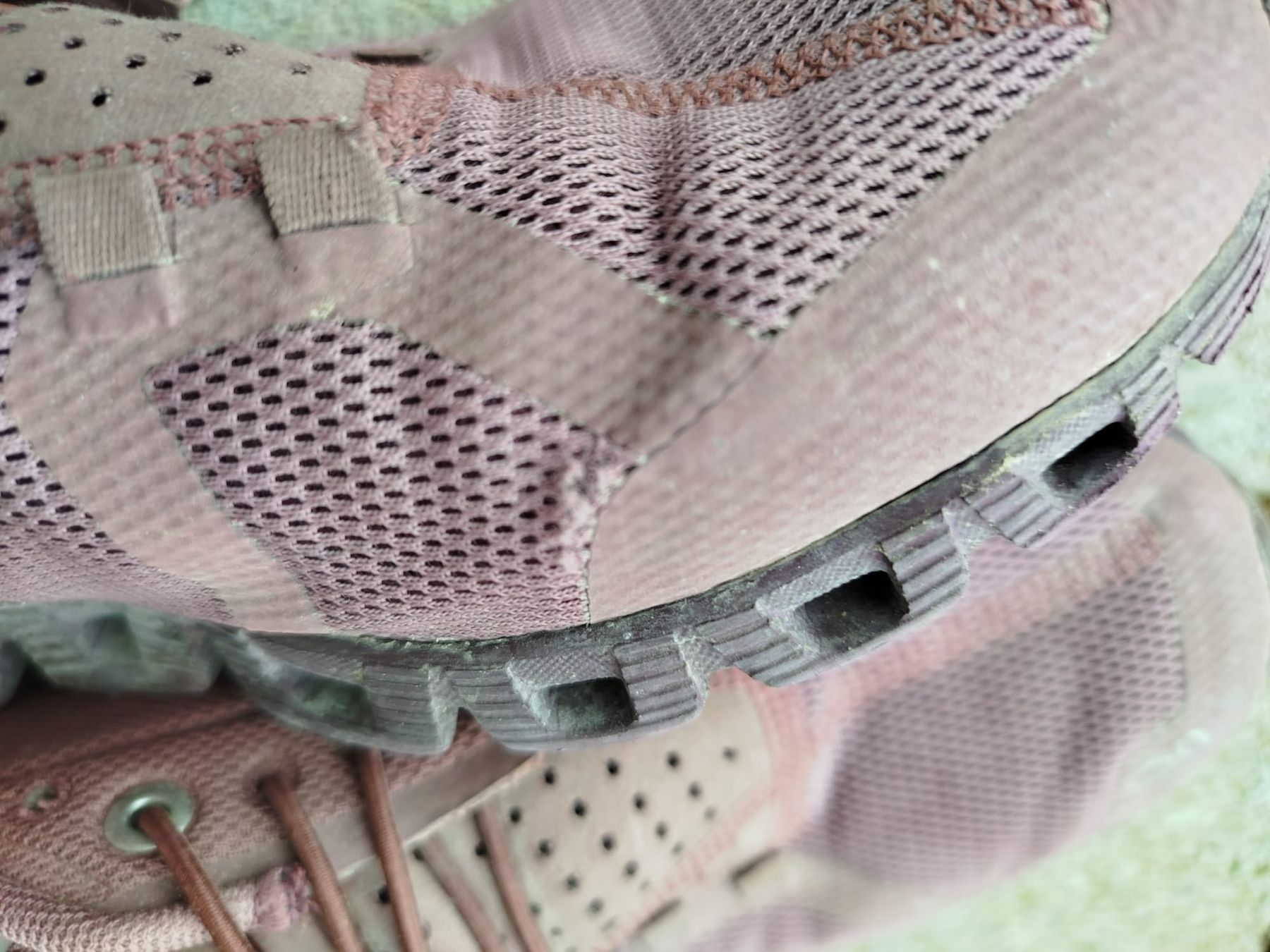 Scarpe da donna: On Cloud Damen Laufschuhe Gr. 40.5 – Usato da Hohentannen venduto da MagmaCollectibles 1
