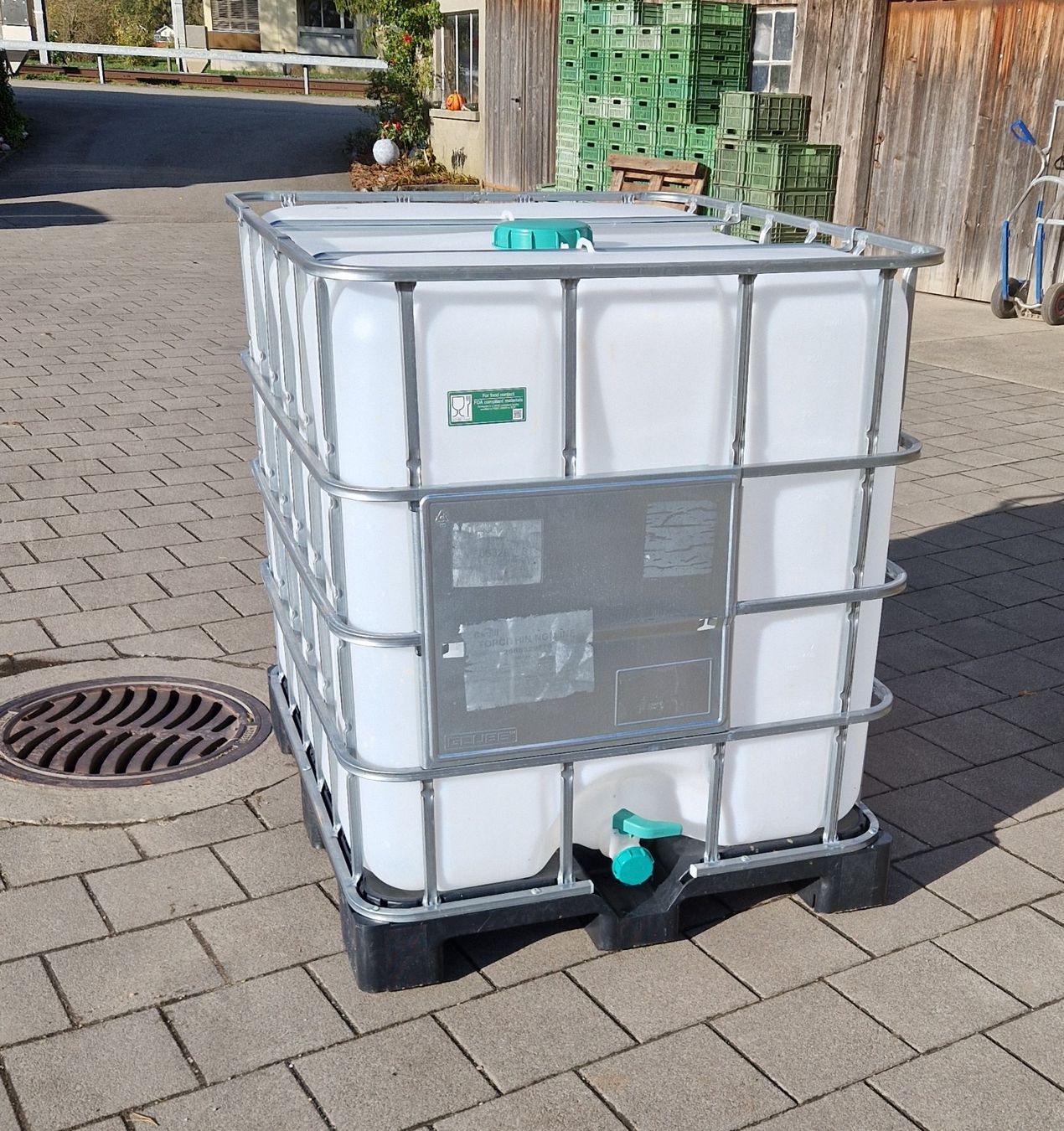 Abbeveratoi e trogoli: IBC Tank 1000Liter – Usato da Gampelen venduto da Schmidi887