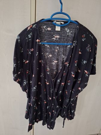 H&M Sommerbluse Gr. M, Wickeloptik, Blumenmuster, Top!