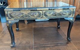 Table basse asiatique ancienne laquée noire et or