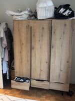 Kleiderschrank in Holzoptik