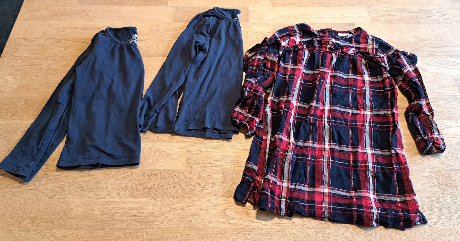 Lotti & Set di vestiti: Kleiderset Grösse 110/116 – Usato da Bergdietikon venduto da Staphylococcus
