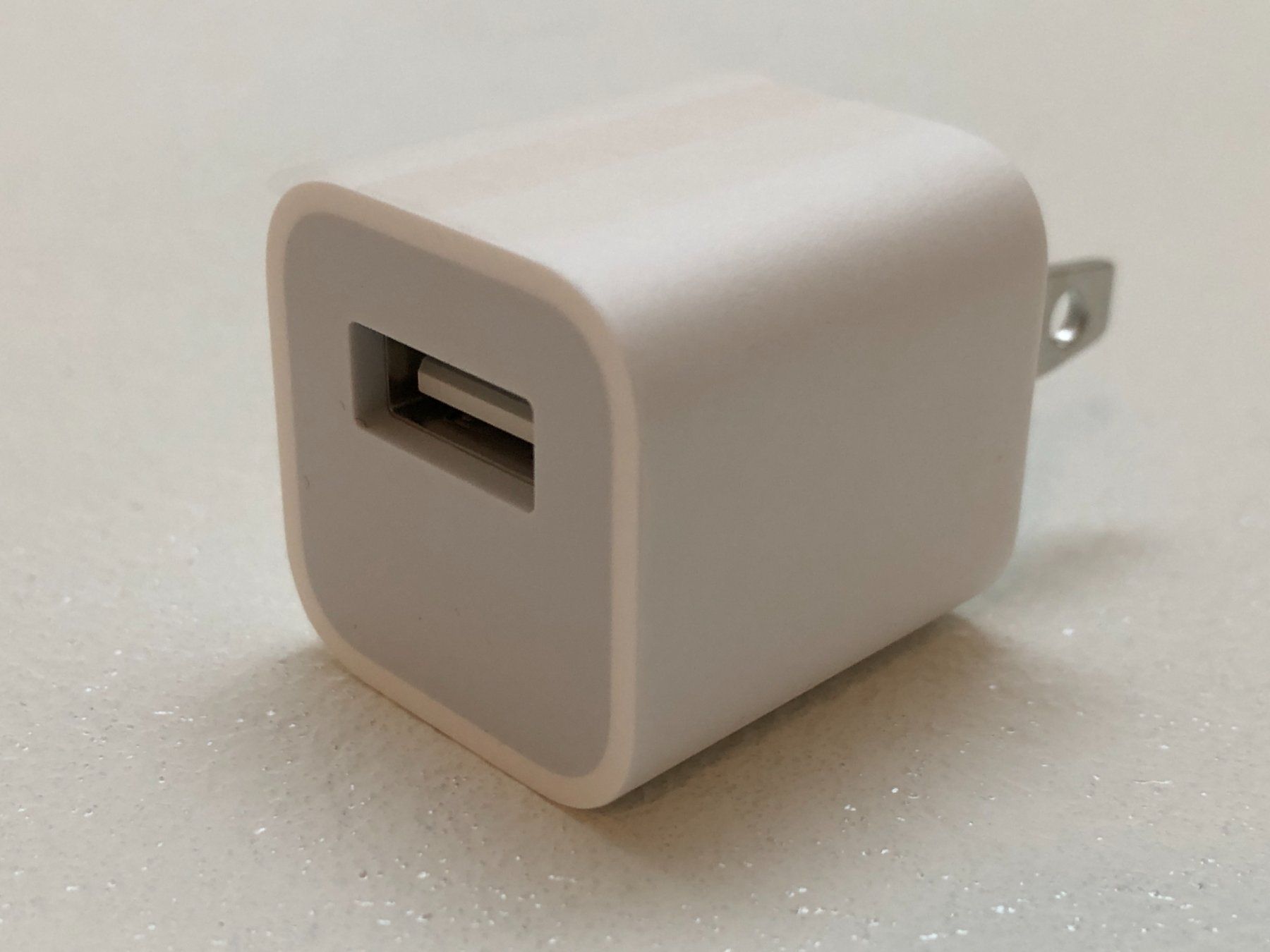 Apple Ladegeräte: Apple USB Netzteil 5W A1385 /Steckertyp A: USA, Kanada, etc. – Neu und originalverpackt aus Thalwil von Sommerwende