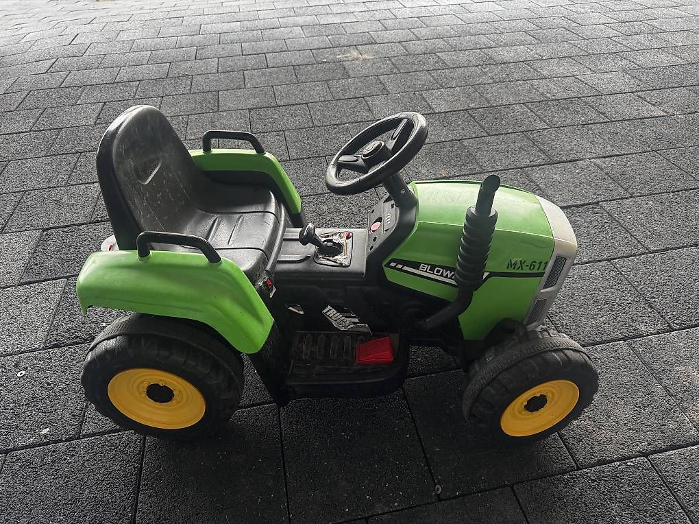 Veicoli per bambini: Traktor mit el.Motor – Usato da Fahrni b. Thun venduto da Joer1 4
