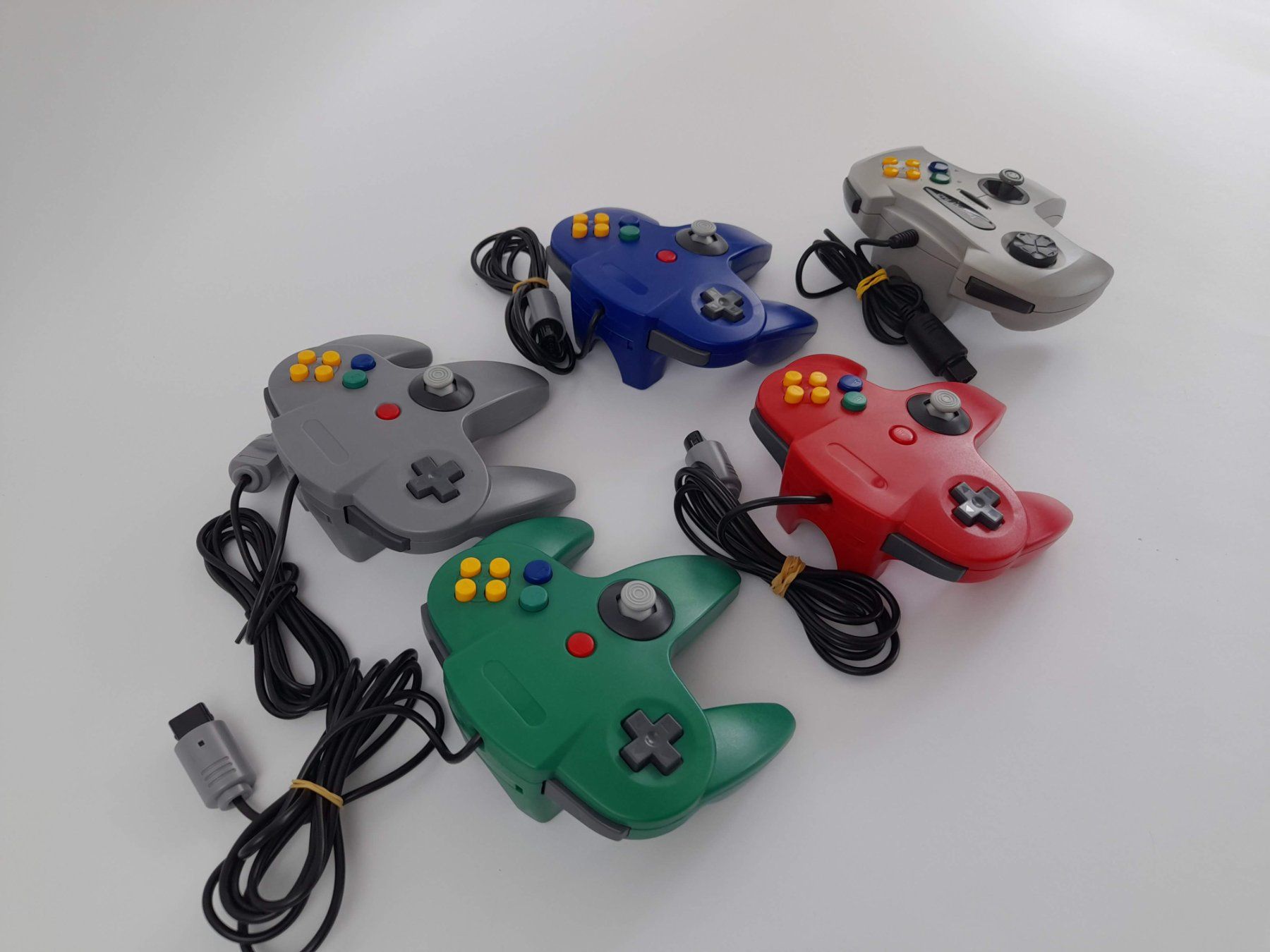 Controller: Nintendo 64 Controller à 5 Stück – Usato da Liebefeld venduto da Restwert_Liebefeld