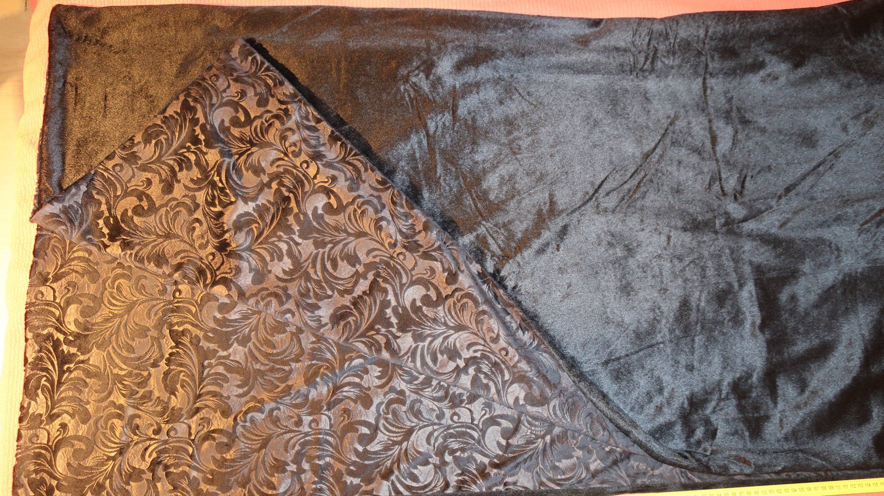 Decken: Decke schwarz mit Muster, 152x180, ungebrauchte – Neu (gemäss Beschreibung) aus Hombrechtikon von Baraban 1