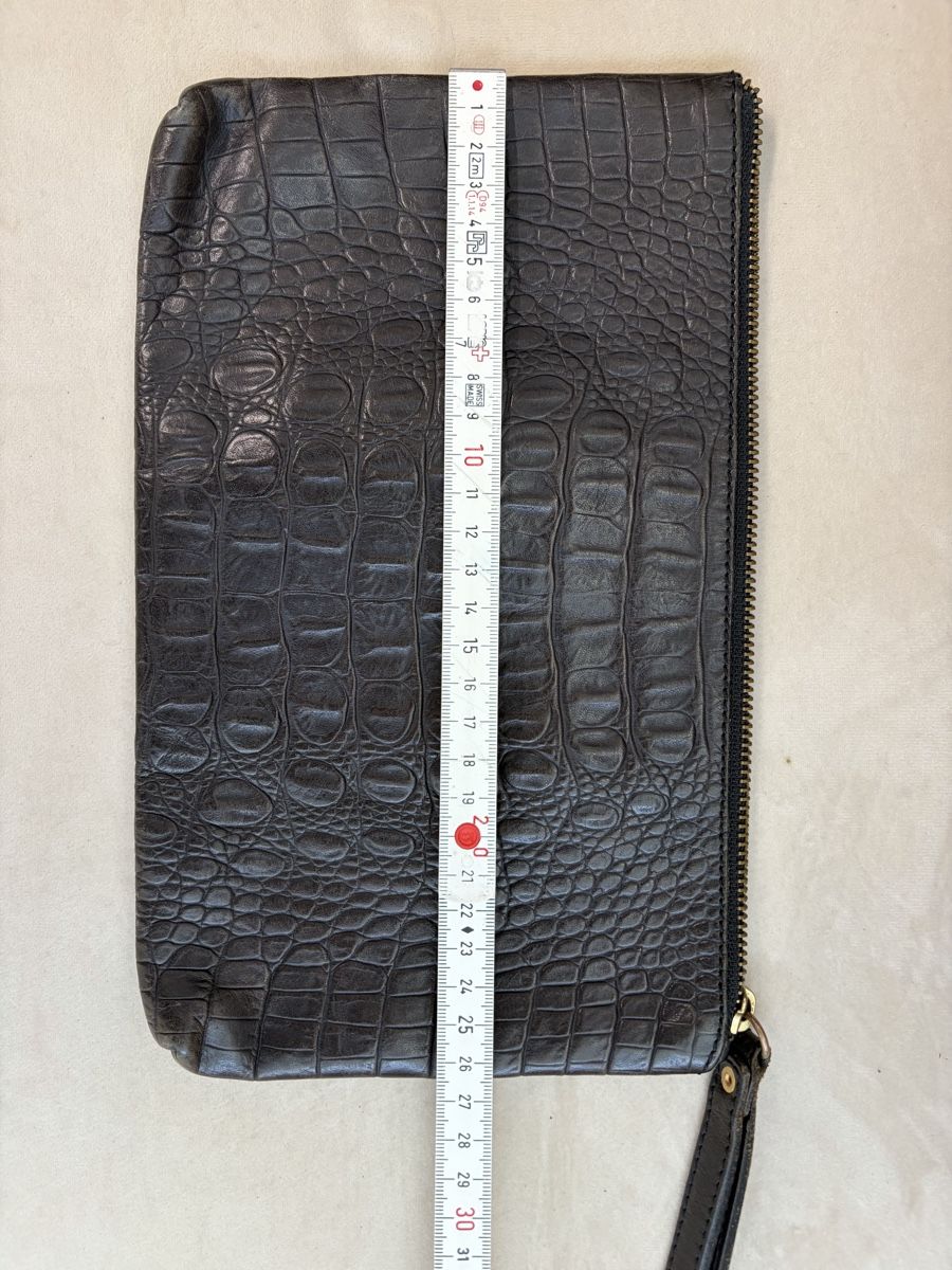 Massimo Dutti Borse: Massimo Dutti Clutch Kroko Optik Schwarz mit Staubbeutel – Usato da Niederrohrdorf venduto da mitchelicious 1